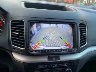 Montáž autorádia do VW Sharan včetně couvací kamery ve FULLHD rozlišením a originálním umístěním do madla otevírání kufru.