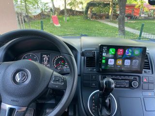 Montáž dotykového 9” autorádia s bezdrátovým Carplay a 6 GB RAM do VW Multivan s couvací kamerou ve FULL HD 1080p.